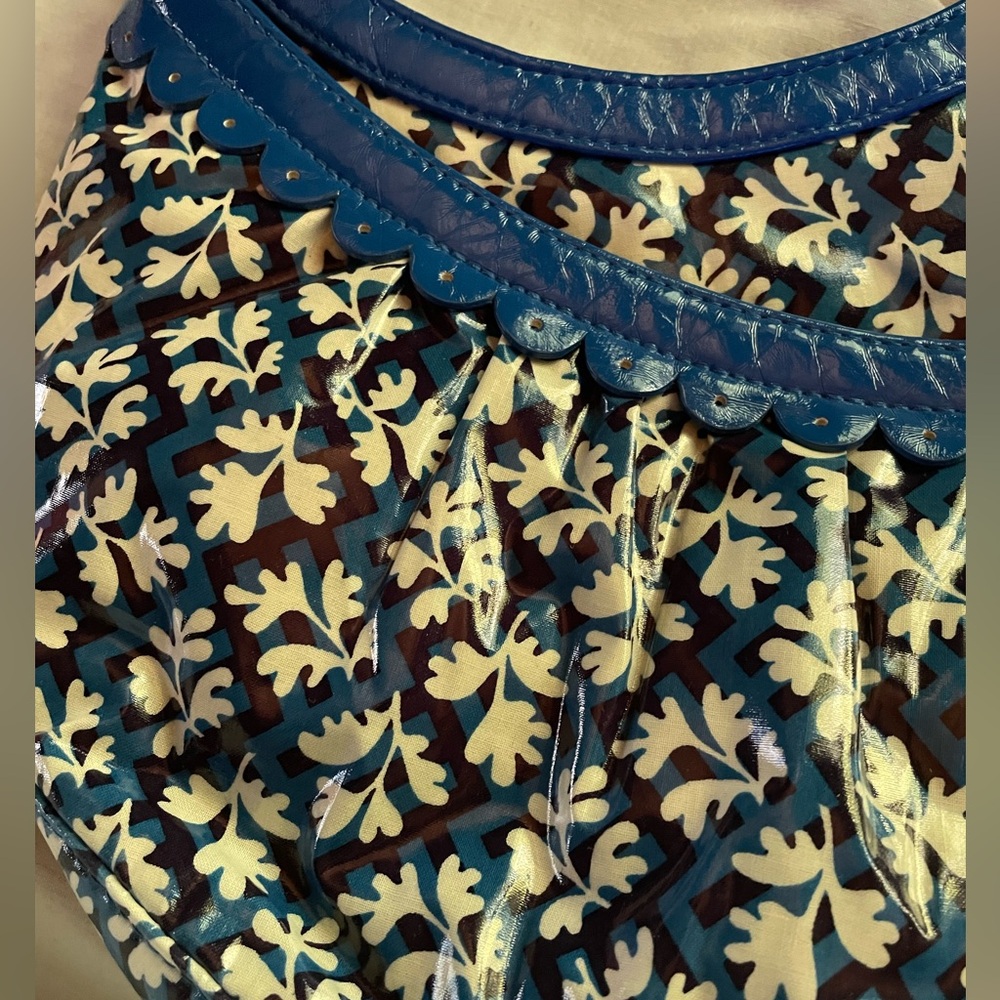 ⛄️ VERA BRADLEY. $10 with bundle!!FRILL PURSE-SHOULDER BAG ⛄️ - Picture 2 of 8